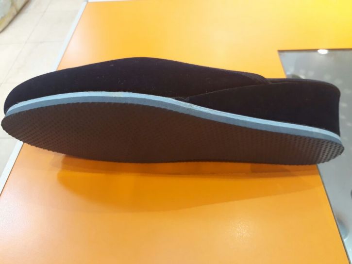 Chinela Gamuza Bordada Con Taco Chino