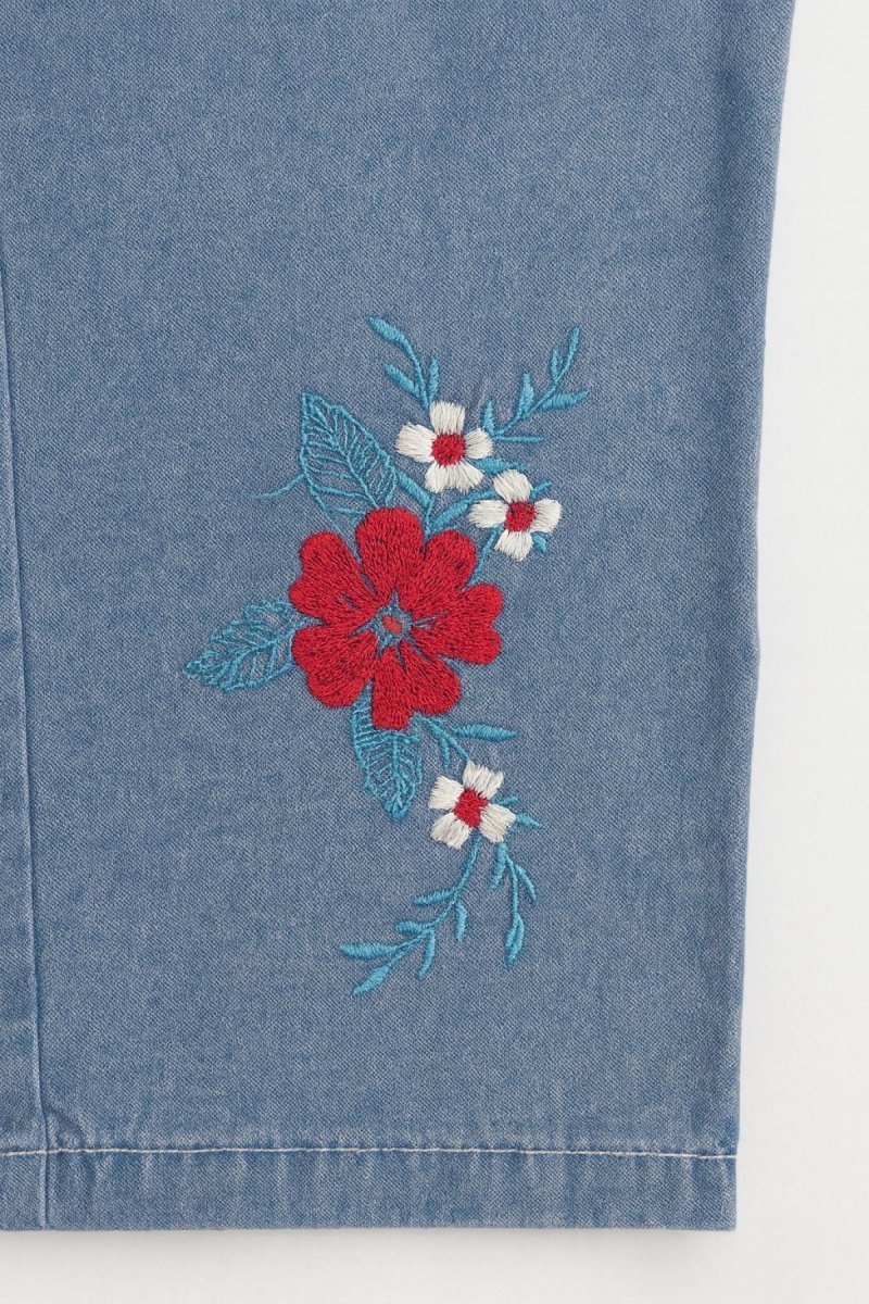 Pescadora de Jean con Flores Bordadas