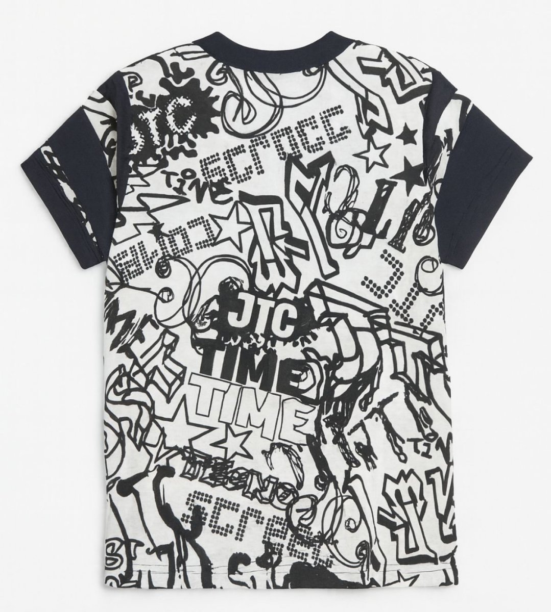 Remera Manga Corta Estampado en Espalda Tipo Grafitti