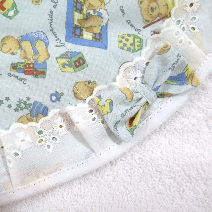 Toallon Capucha Estampada Con Broderie