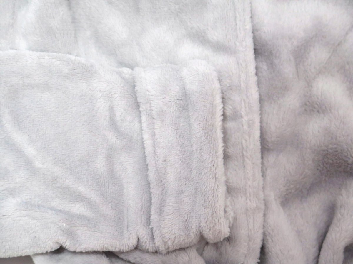 Bata de piel con Capucha Bordada.