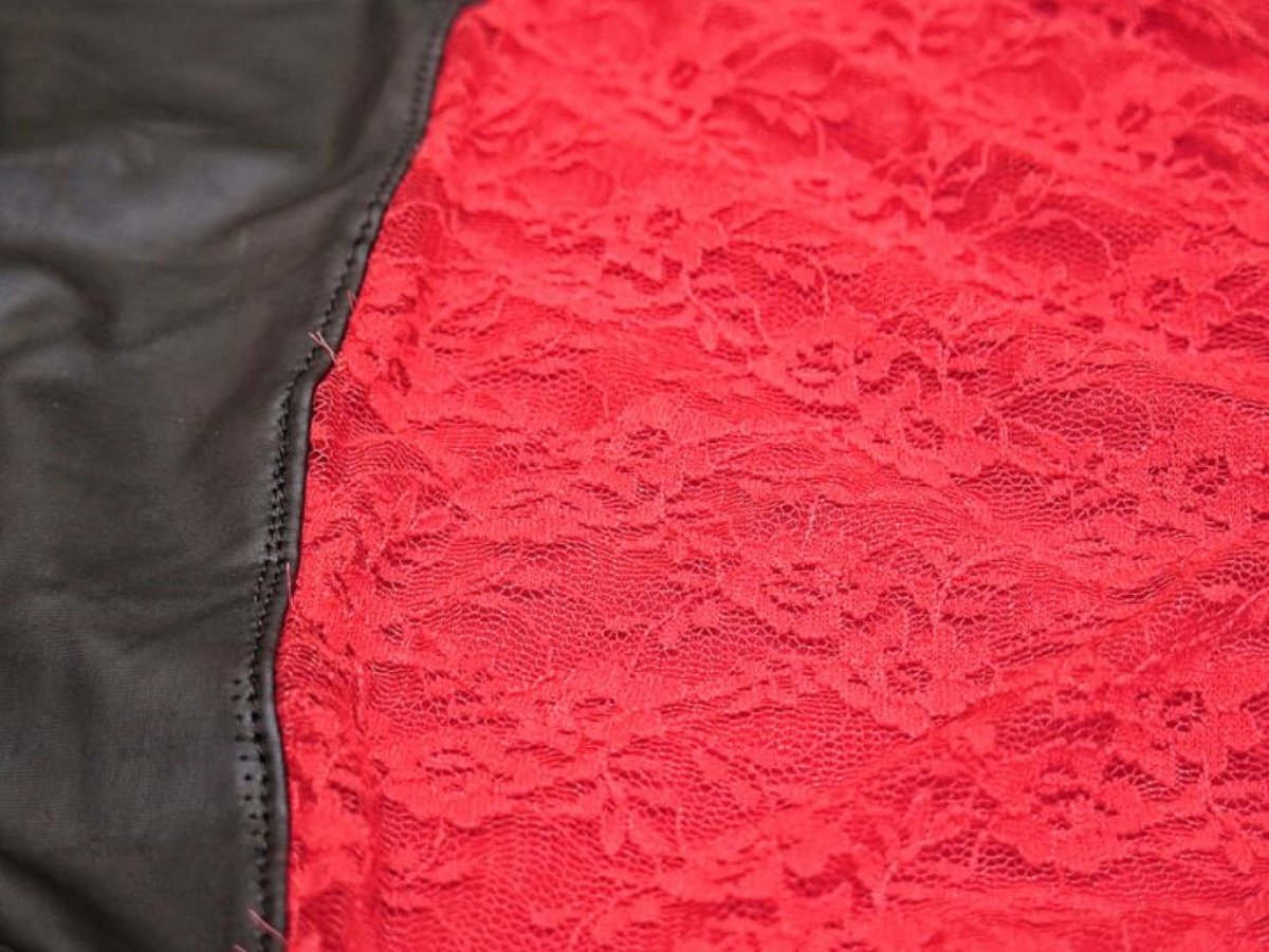 Vestido de encaje con cuerina