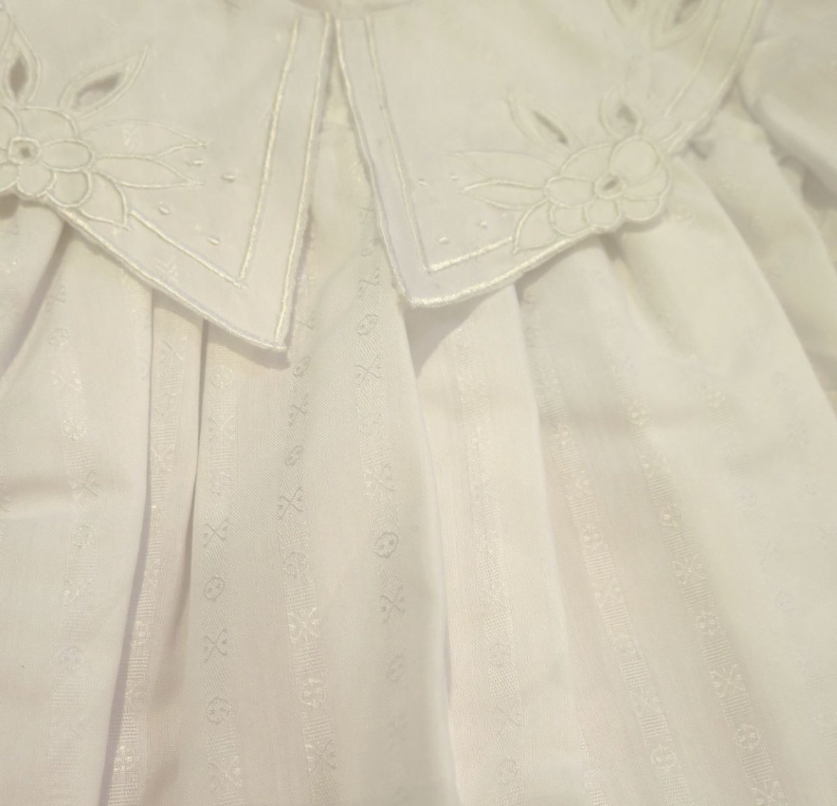 Enteritos Babucha Batista labrada con bordado y calado en cuello