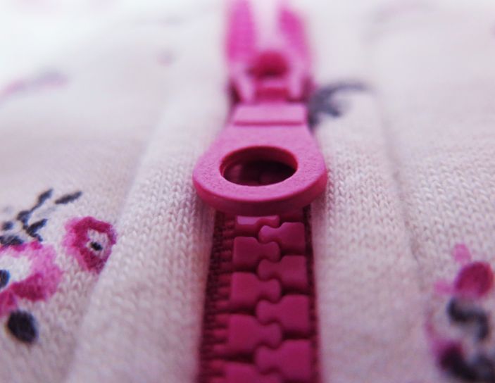 Campera Nena de Algodon Frizado con Capucha Estampado Floreado