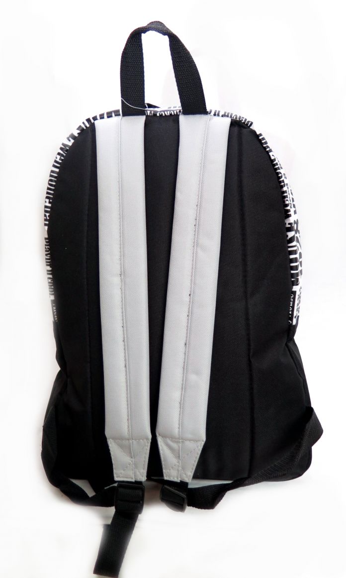 Mochila grande espalda mickey escrita en blanco y negro con 1 bolsillo con una mano