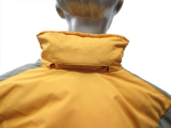 Campera con Wata y Capucha Oculta Bordado en Manga