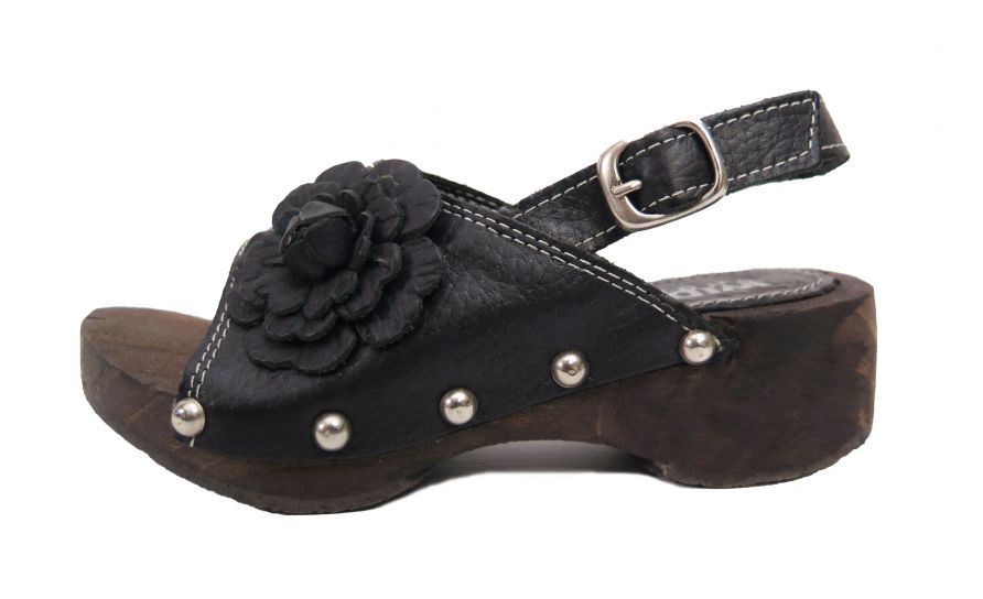 Sandalia de Cuero Tipo Zueco con Aplique de Flor