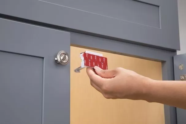 Traba De Seguridad Cajones Adhesive Cabinet & Drawer Latches (x4 pack)