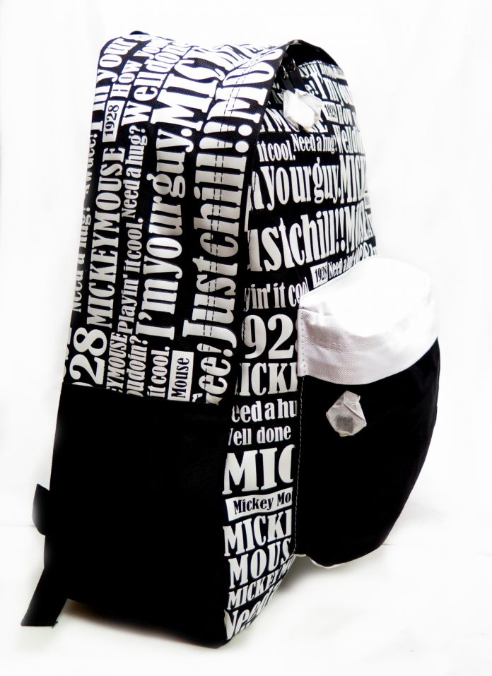 Mochila grande espalda mickey escrita en blanco y negro con 1 bolsillo con una mano