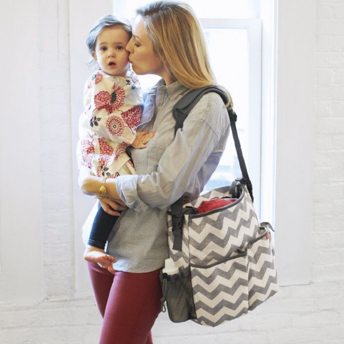 Bolso Maternal tipo Cartera Con Cambiador "Duo Chevron" Con Manijas, Tira ajustable y Tiras Para Cochecito