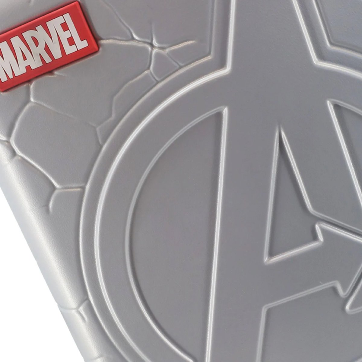 Valija Carry On Avengers Bajo Relieve - 20 Pulgadas - 100% ABS