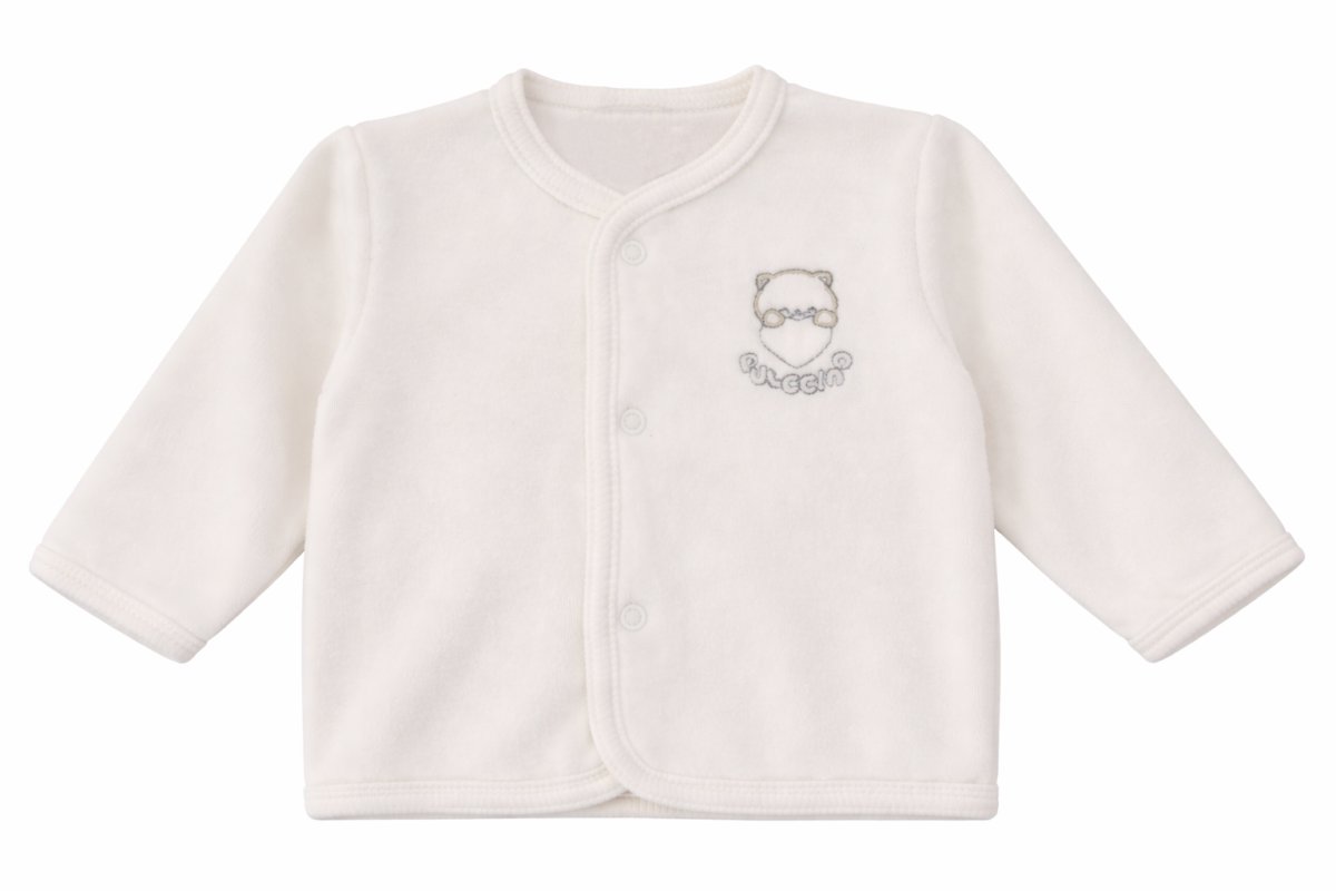 Campera plush con oso bordado. Broche