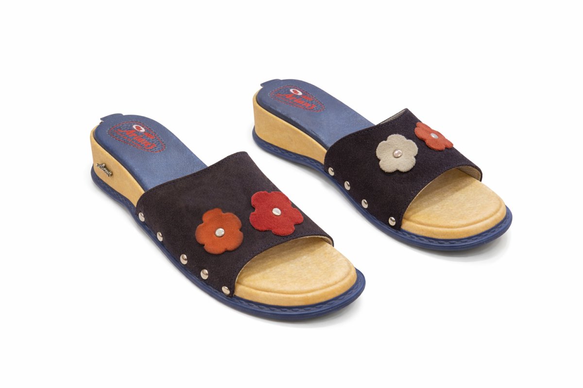 Zueco de Gamuza con Aplique de Flor